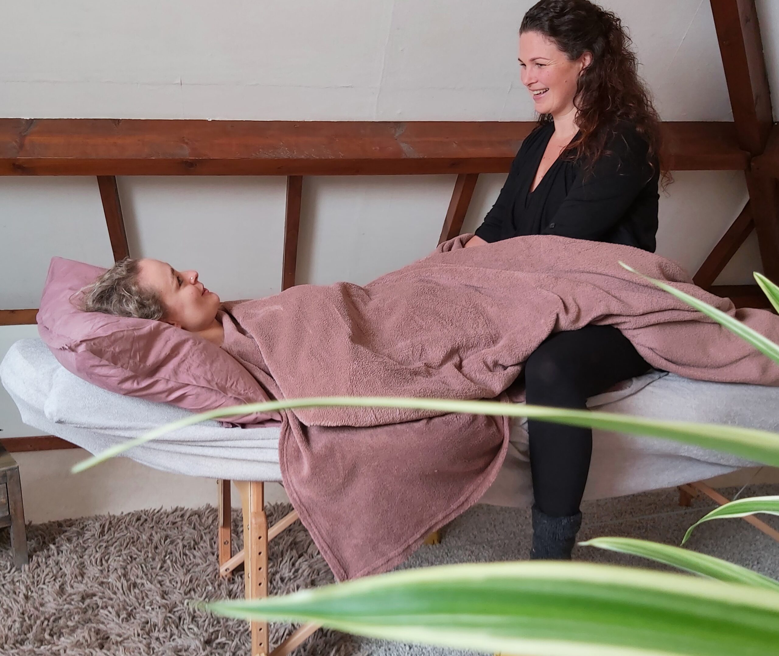 holistische bekkentherapie cliente op tafel